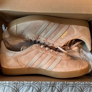 Sz 8.5 m 10 w adidas gazelle in tan with gum rubber soles. WORN ONCE.